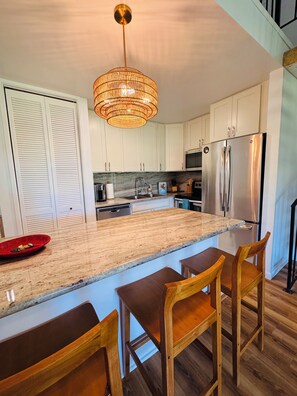 Jääkaappi, mikroaaltouuni, uuni, liesi