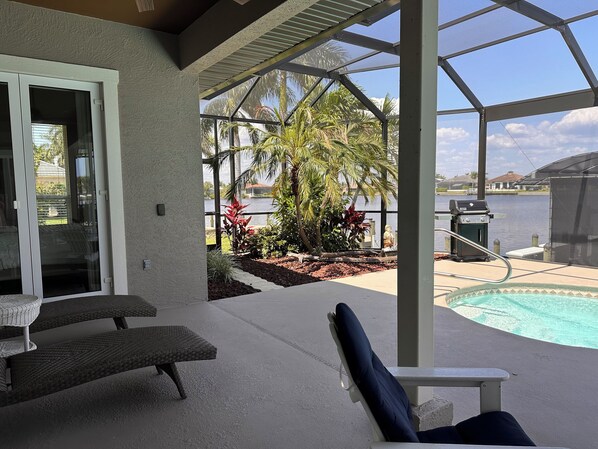 Een buitenzwembad, een verwarmd zwembad