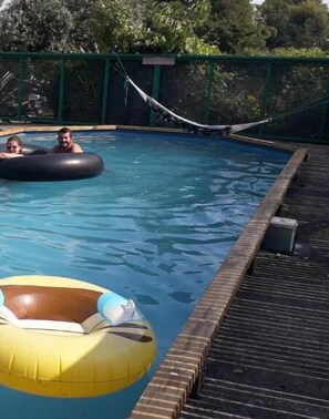 Piscine extérieure, chaises longues