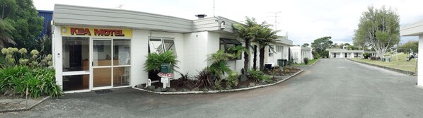 A KEA motel with a sign indicating an office nearby. - Kea Motel & Holiday Park (Putaruru)
