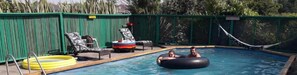 Piscina externa, espreguiçadeiras