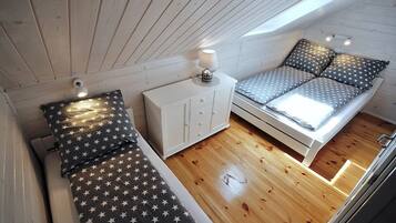 2 bedrooms, iron/ironing board, travel cot, free WiFi