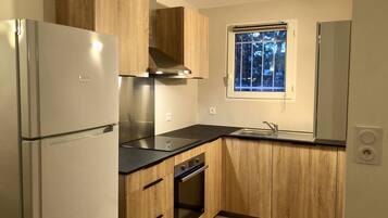 Een koelkast, een microgolfoven, een oven, een kookplaat