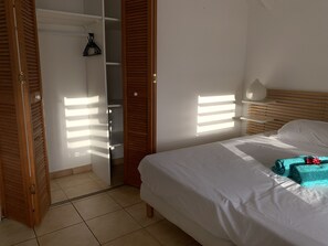 3 chambres, fer et planche à repasser, Wi-Fi, draps fournis