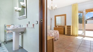 4 bedrooms, iron/ironing board, free WiFi
