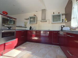 Réfrigérateur, four à micro-ondes, un four, surface de cuisson