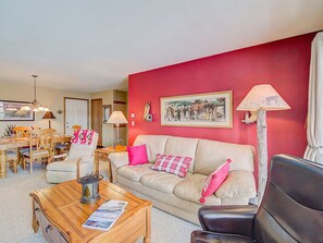 Smart TV, fireplace, DVD player, ping pong