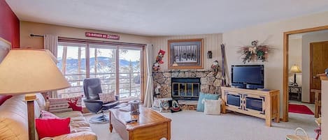 Smart TV, fireplace, DVD player, table tennis