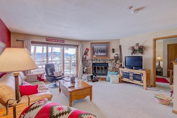 Smart TV, fireplace, DVD player, table tennis