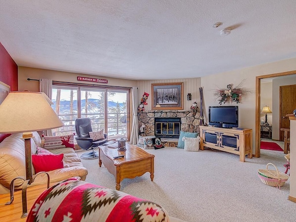 Smart TV, fireplace, DVD player, ping pong