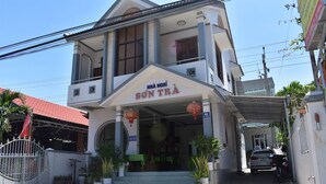Un bâtiment à deux étages sur lequel on peut lire l’inscription « NHÃA NGHI SÔN TRA ».