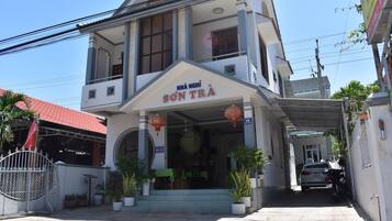 Vista frontal de la propiedad