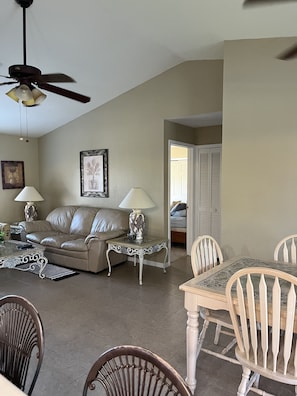 Télévision, lecteur de DVD, livres, vidéothÚque