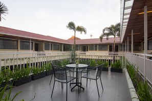 早餐，供應午餐和晚餐