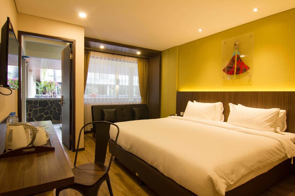Deluxe Double Room | In-room safe, desk, soundproofing, free WiFi