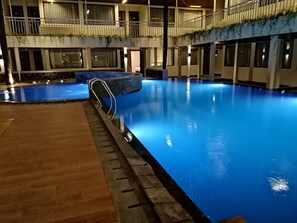 Outdoor pool - Hotel Guntur (Bandung)