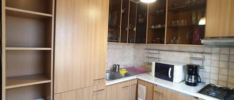 Réfrigérateur, four à micro-ondes, un four, surface de cuisson