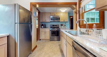 Charming cottage near the ocean w/beach access & near Gloucester