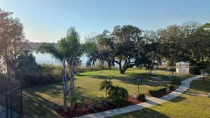 Un parque con un sendero, bancos y un pabellón.