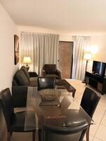 Una televisión de pantalla plana, un reproductor de DVD