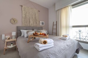 1 camera, una scrivania, ferro/asse da stiro, culla da viaggio