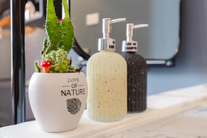Een douche, gratis toiletartikelen, een haardroger, pantoffels