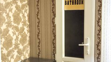 Chambre Classique, plusieurs lits | Salle de bain | Baignoire et douche séparées, baignoire relaxante profonde