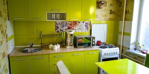 Oven, stovetop, cookware/dishes/utensils