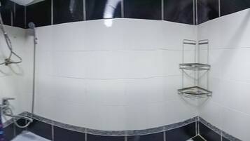 Superior Quadruple Room, 4 Bedrooms | Bilik Mandi | Tab mandi dan pancuran berasingan, tab mandi rendaman dalam