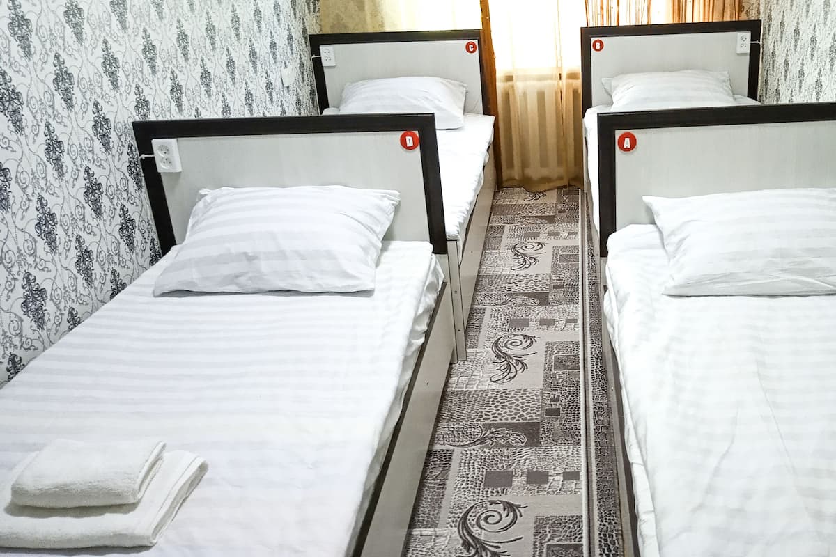Habitación cuádruple superior, 4 habitaciones | Ropa de cama de alta calidad, escritorio, tabla de planchar con plancha