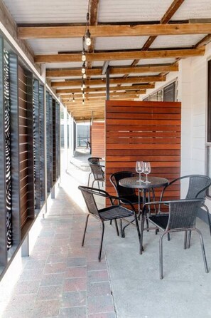 Outdoor dining - Prom Coast 1~ Cosy beach life, stroll to the beach (Sandy Point)