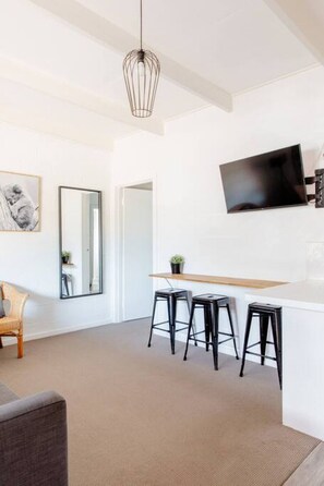 Interior - Prom Coast 1~ Cosy beach life, stroll to the beach (Sandy Point)