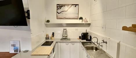 Cafetière/bouilloire, réfrigérateur, micro-ondes, plaque de cuisson