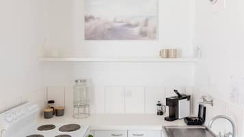 Coffee/tea maker, fridge, microwave, stovetop
