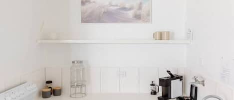 Coffee/tea maker, fridge, microwave, stovetop