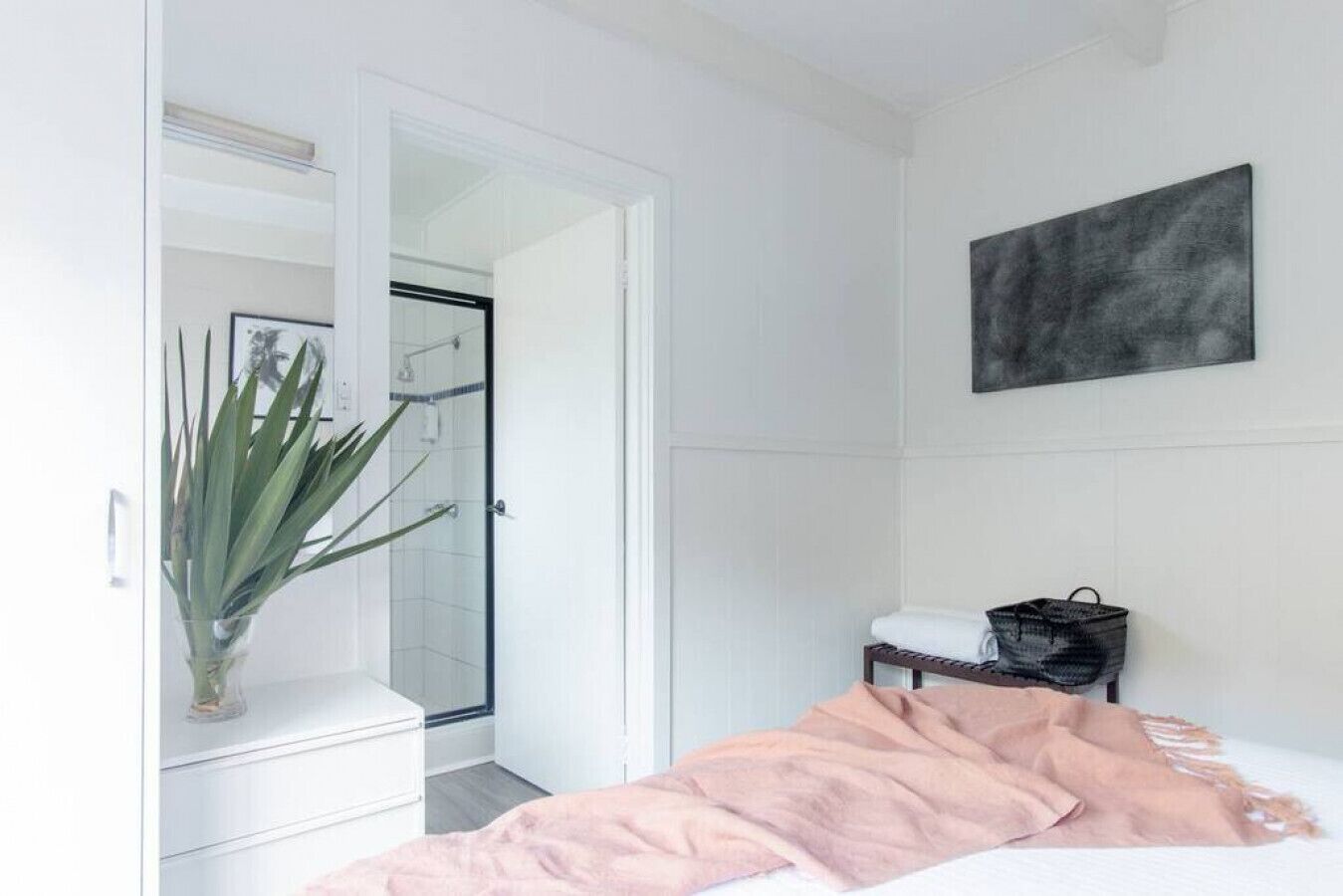 1 habitación, escritorio, tabla de planchar con plancha y wifi 