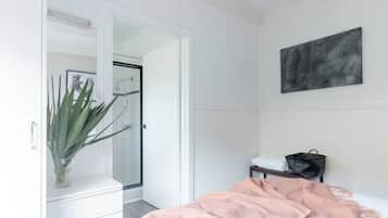 1 habitación, escritorio, tabla de planchar con plancha y wifi