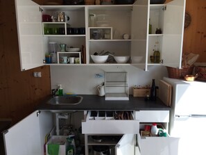 Réfrigérateur, four, plaque de cuisson, cafetière/bouilloire