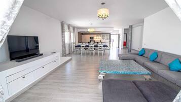 Een smart-tv en een open haard