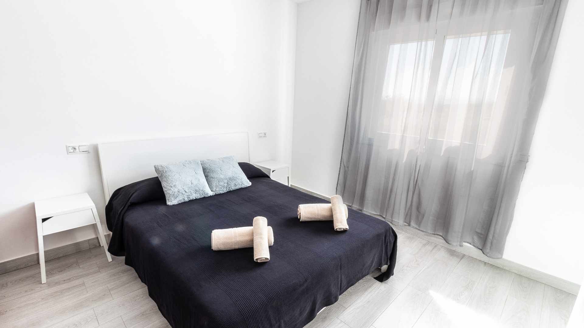 3 dormitorios, tabla de planchar con plancha, cuna de viaje