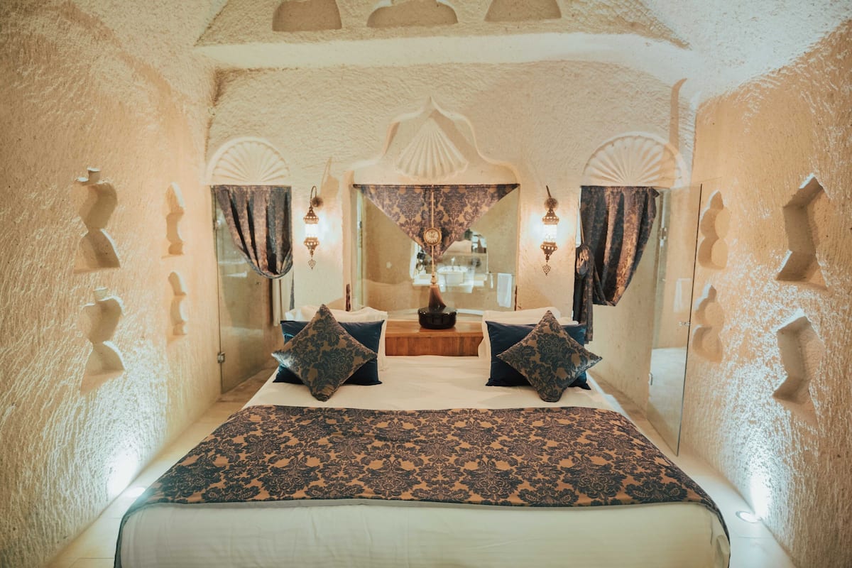 Egyptian cotton sheets, premium bedding, Select Comfort beds, minibar