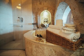 Deep soaking tub, rainfall showerhead, designer toiletries, hair dryer - Hu of Cappadocia (Nevsehir)