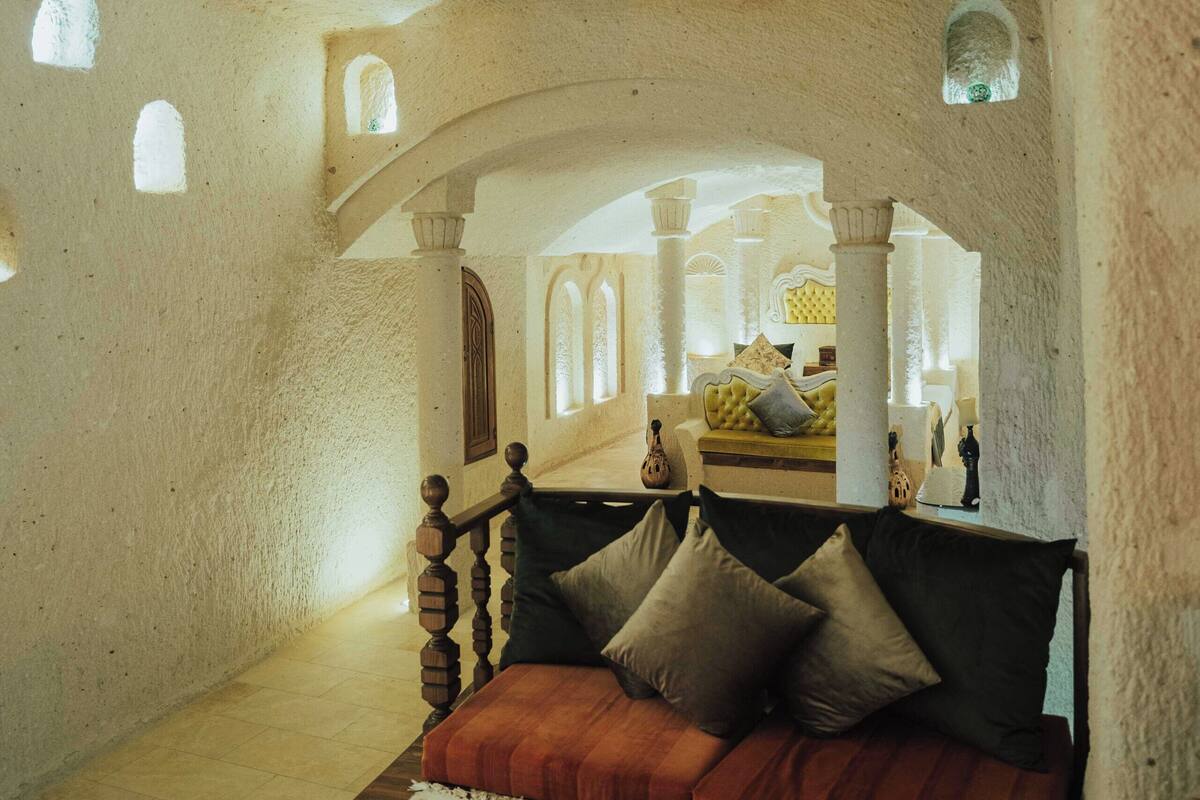 King Cave Suite with Stone Bathtub | 埃及棉床單、高級寢具、Select Comfort 床墊、迷你吧