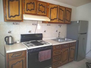 Micro-ondes, cafetiĂšre/bouilloire