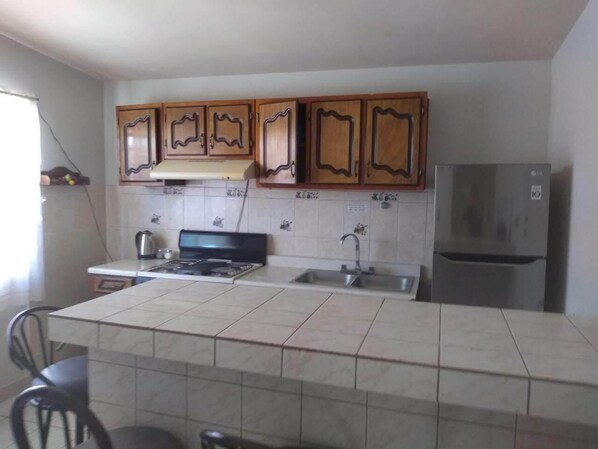 Micro-ondes, cafetiĂšre/bouilloire