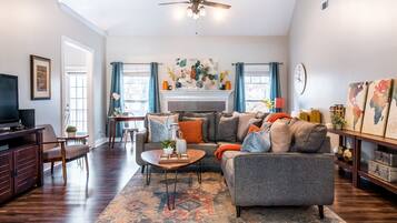 Casa de lujo, varias camas | Área de sala de estar | Chimenea