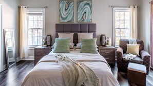 Luxury House, Multiple Beds | Egyptian cotton sheets, premium bedding, down duvets, laptop workspace - Upscale and Spacious Home (Jonesboro)