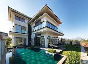 Private pool - Prestige Golfshire Club (Devanahalli)