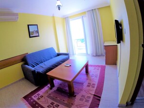 Business-Doppel- oder -Zweibettzimmer, 1 Schlafzimmer, Gartenblick | Badezimmer | Dusche, kostenlose Toilettenartikel, Haartrockner, Hausschuhe