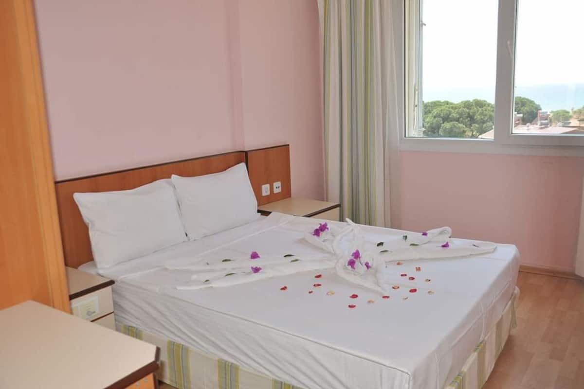 Family Room | 1 bedroom, in-room safe, soundproofing, free WiFi